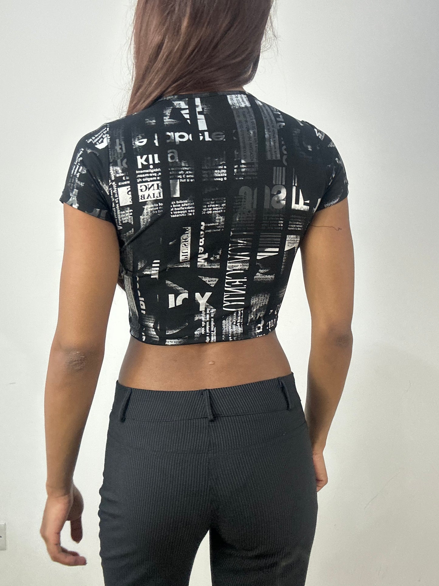 💻‼️ black crop top with silver graphic newspaper print crop top