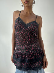 LFW edit | cami negro medio con estampado floral rosa y rojo