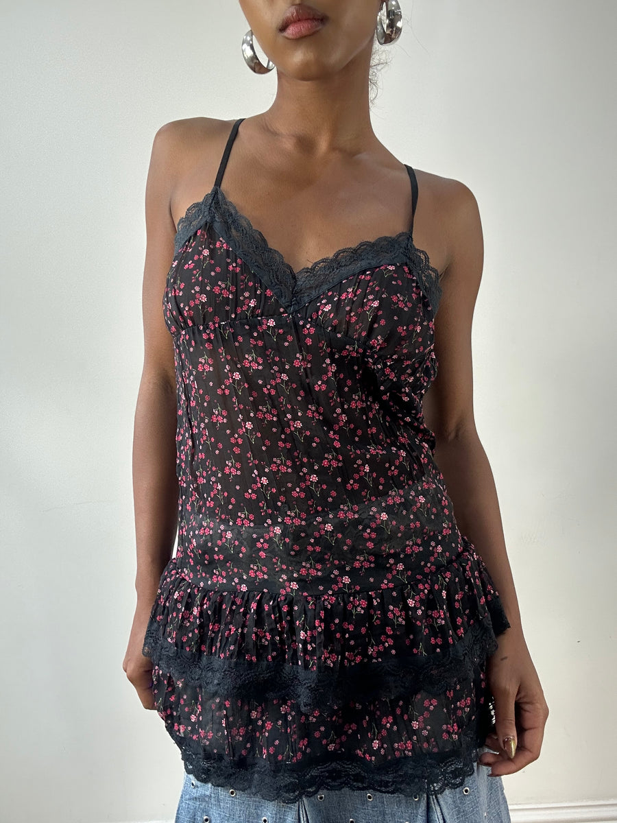 LFW edit | cami negro medio con estampado floral rosa y rojo