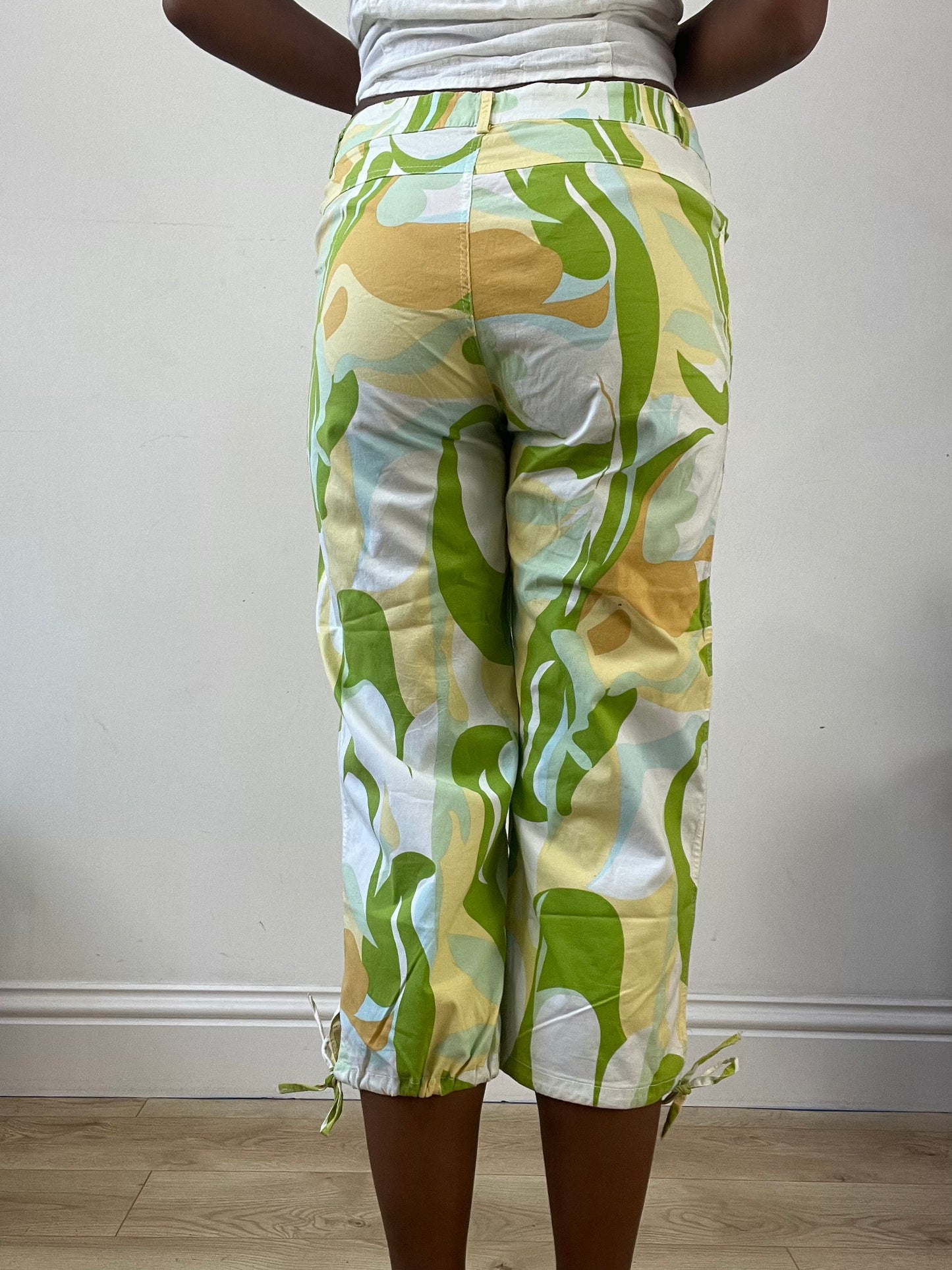 BEST PICKS | small green capri trousers with abstract print
