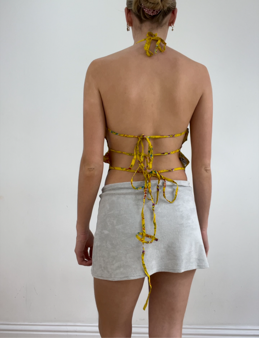 color: amarillo · prenda: top · detalles: cuello halter + espalda descubierta + cachemira + estampado + 💻 + ‼️