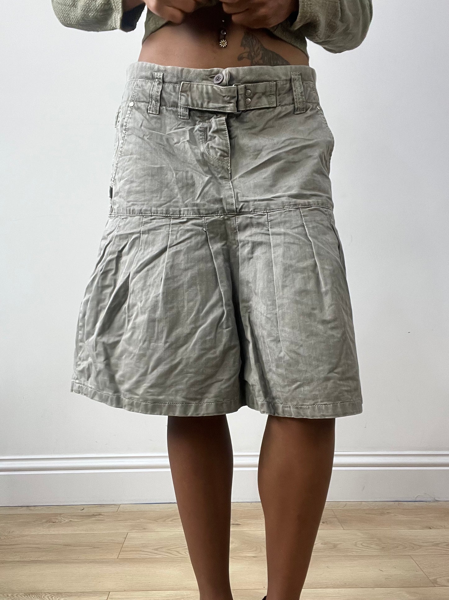 vintage edit thirty-two | medium grey khaki cargo midi skirt