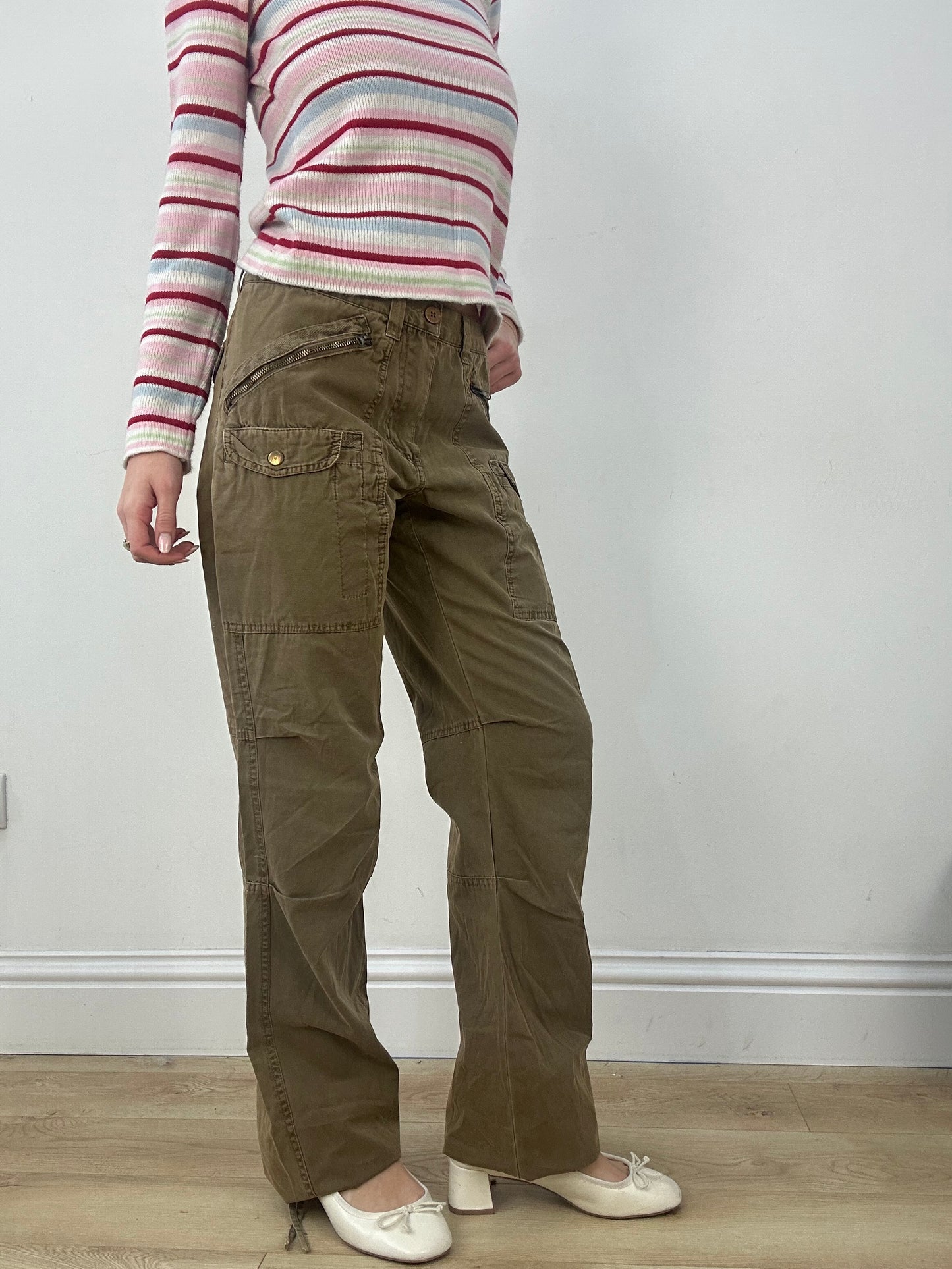 countryside | small brown cargo style trousers