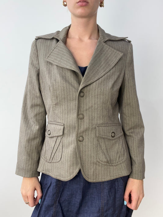 vintage edit thirty | talla: M · color: gris · prenda: chaqueta · detalles: sastrería + raya diplomática + estampado
