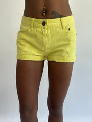 Beach drop | pequeños pantalones cortos florales de calzedonia amarilla