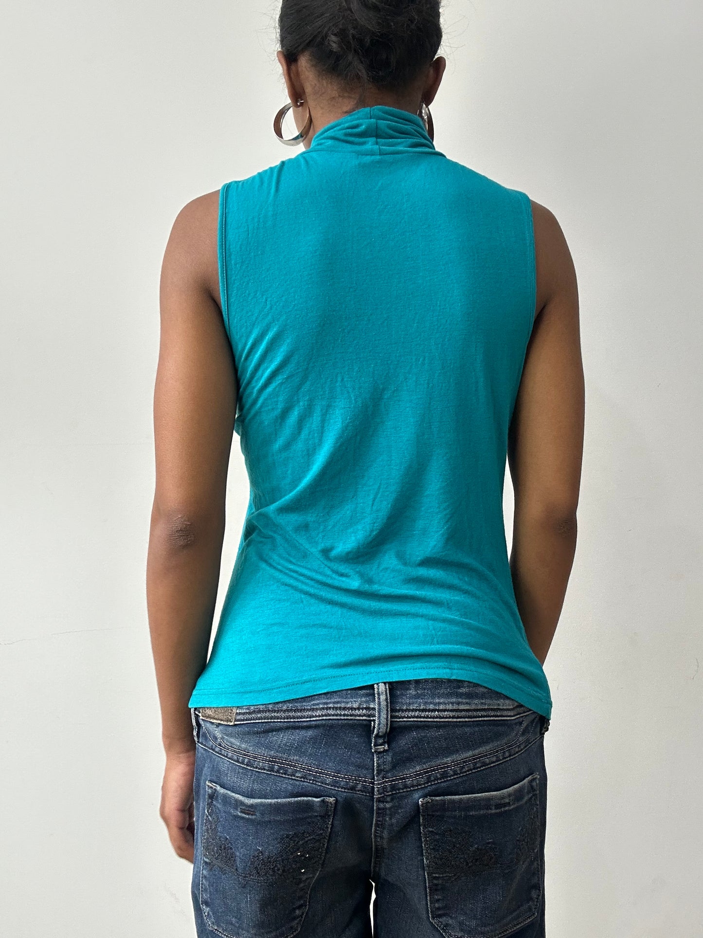 midsummer edit | small blue sleeveless turtleneck with sequin cat print