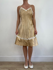 summer edit | talla: M · color: dorado · material: satén · prenda: vestido · detalles: corte lencero