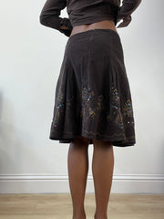 OTOÑO EDITAR | pequeña falda midi asimétrica marrón con bordado floral