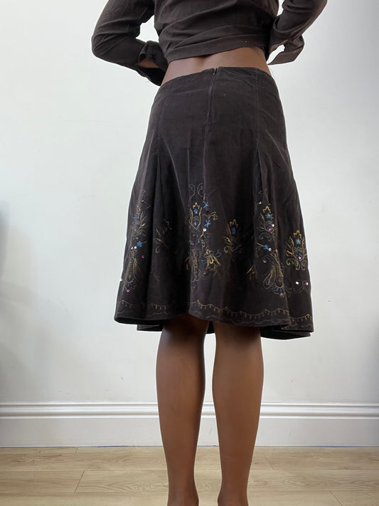 AUTUMN EDIT | talla: S · color: marrón · prenda: falda · detalles: asimétrico + largo midi + floral + bordado
