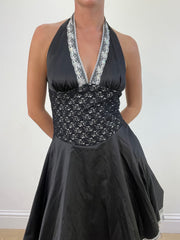 Vintage-Edit: Hochzeitsgast | kleines schwarzes Neckholder-Kleid mit weißem Spitzenbesatz