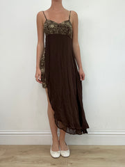 Vintage-Edit: Hochzeitsgast | kleines braunes asymmetrisches Maxikleid mit Paisley-Print