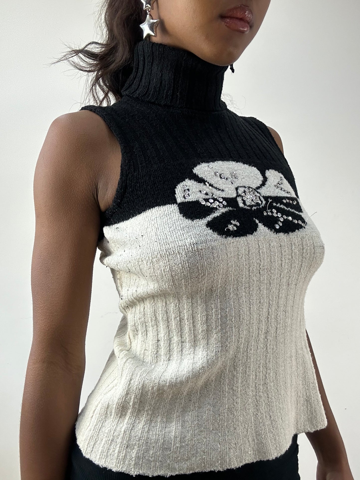 BEST PICKS | extra small white and black knit turtleneck vest