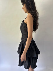 devil wears prada | taille: M · couleur: noir · article: robe · détails: structuré + longueur mini