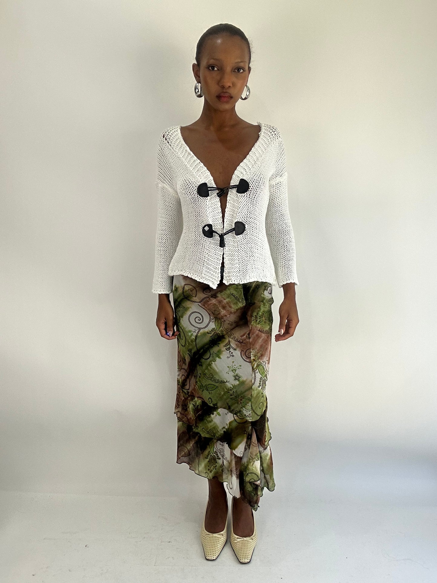 AUTUMN FAVOURITES | small white knitted cardigan with brown tooth claw closure