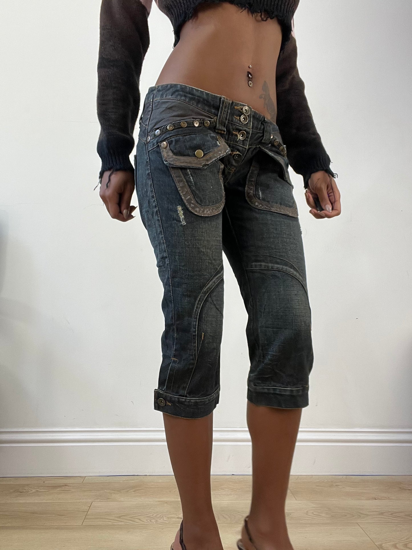 AUTUMN EDIT | extra small dark blue wash denim capris with pocket details