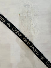 חגורה ⁨calvin klein⁩ עם לוגו – שחור – ⁨best picks⁩