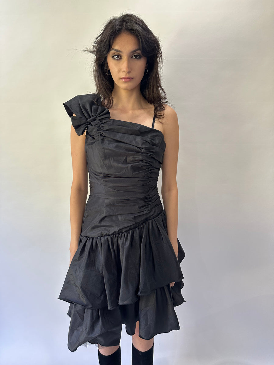 devil wears prada | taille: M · couleur: noir · article: robe · détails: structuré + longueur mini