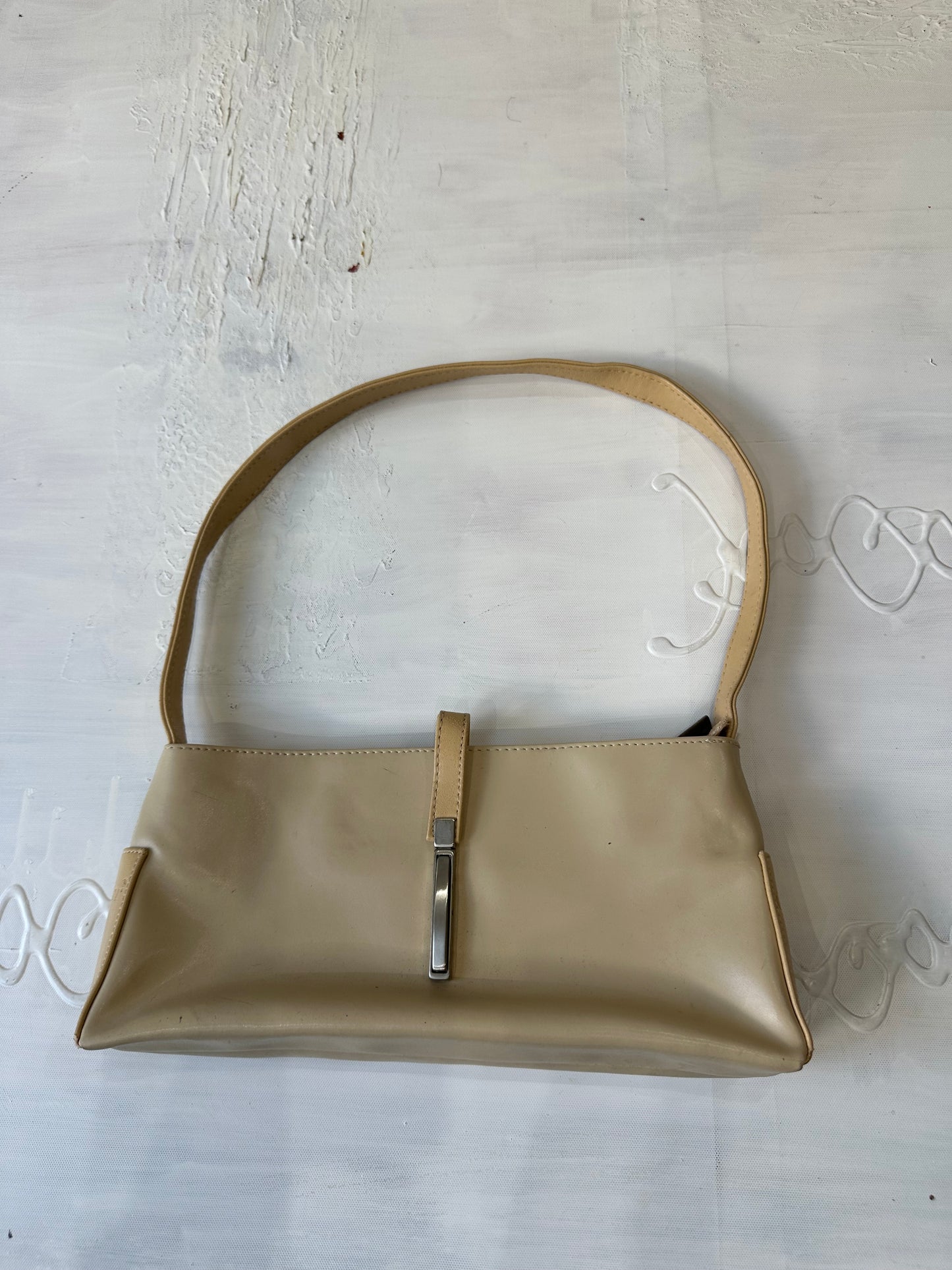 BEST PICKS | cream shoulder bag with silver clasp detail