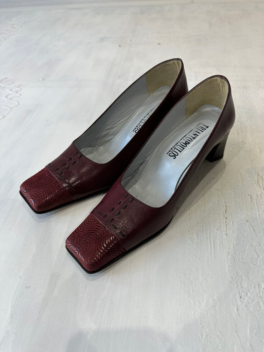 ⭐️BEST PICKS | UK 5 burgundy court shoe with square toe