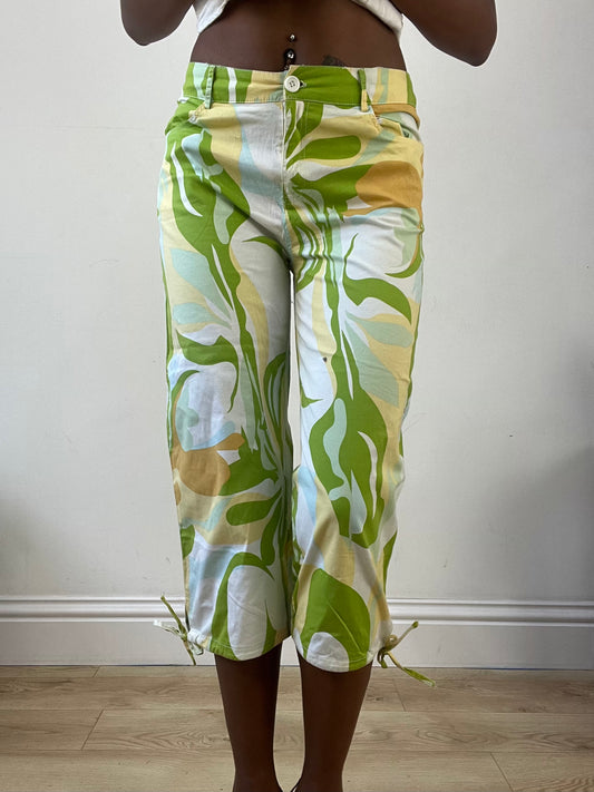 BEST PICKS | small green capri trousers with abstract print