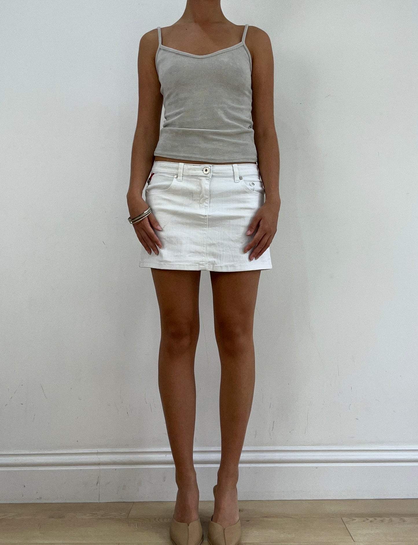 VINTAGE PICKS | small white mini skirt with embroidered detailing