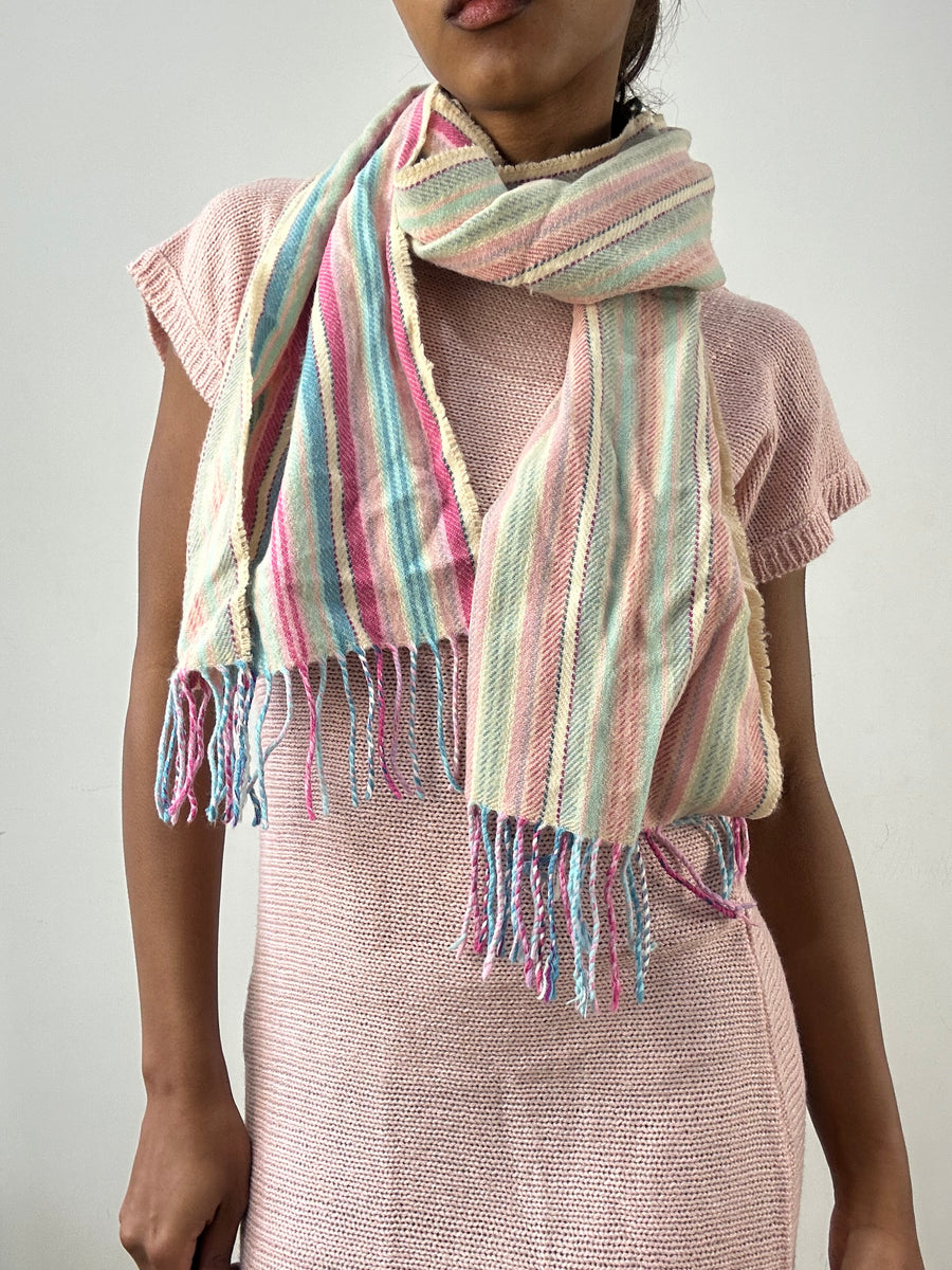 BEST PICKS | couleur: rose + bleu · matière: maille · article: écharpe · détails: rayé + pompons