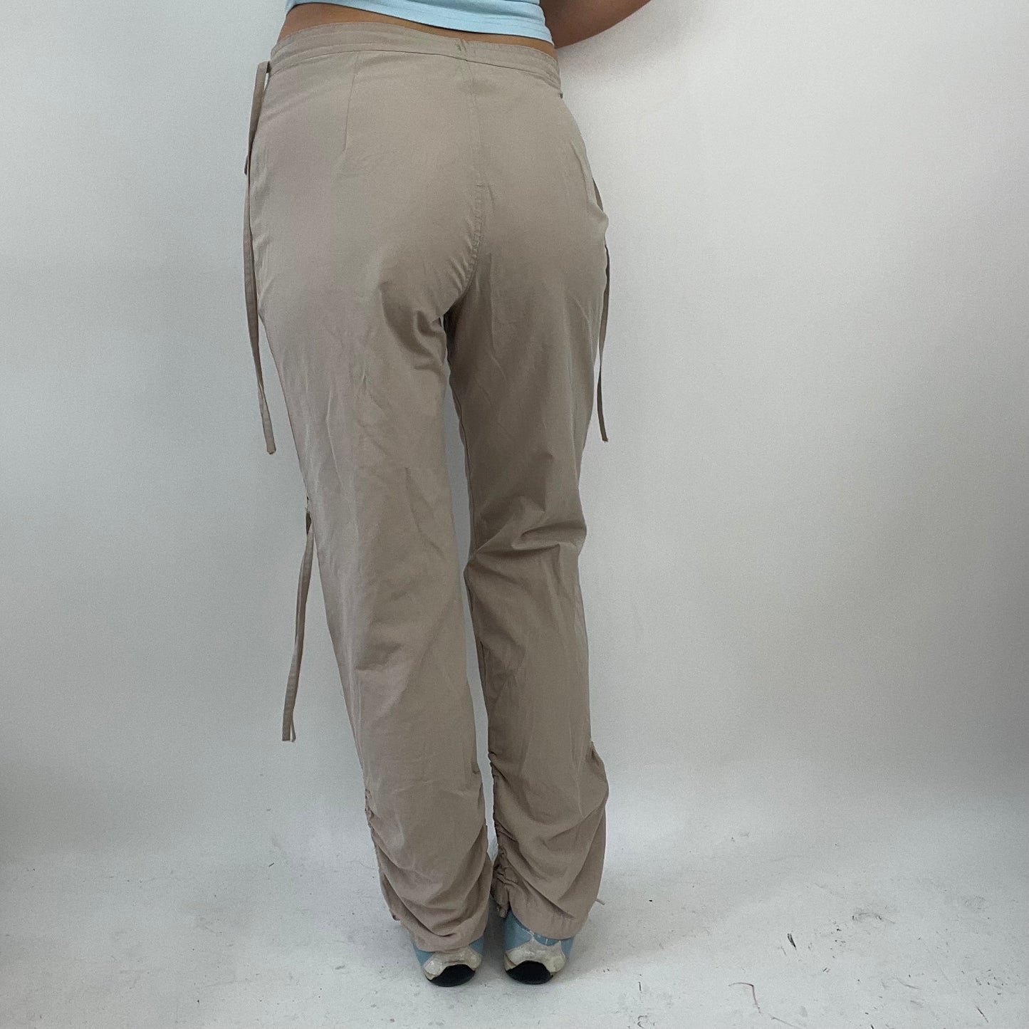 💚 ELEVATED SPORTSWEAR DROP | small beige tie side cargo trousers