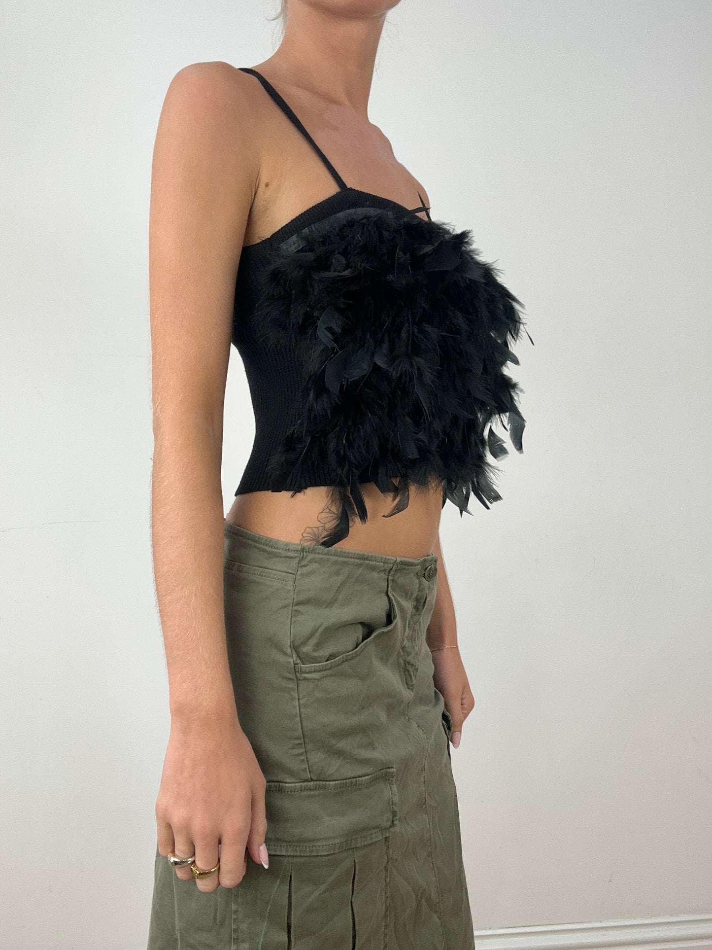 💻HALLOWEEN | small black feather cami
