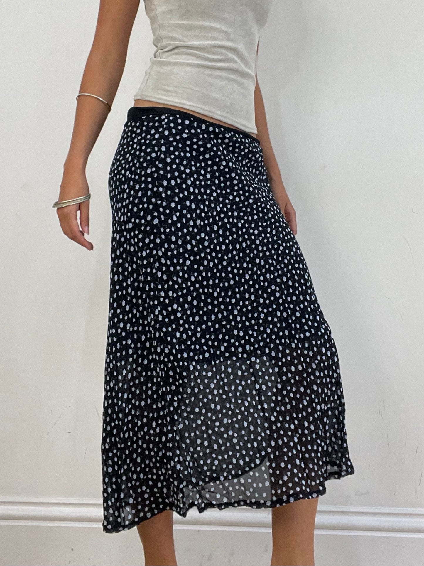 VINTAGE PICKS | medium black maxi skirt
