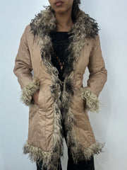 BEST PICKS | Pequeno pedaço de beige quilted com detalhes de furos afegãos