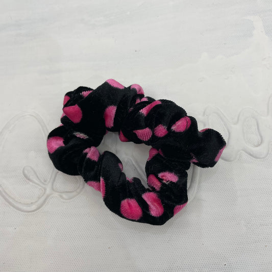 💻⭐️ | black/pink polka dot velvet scrunchie