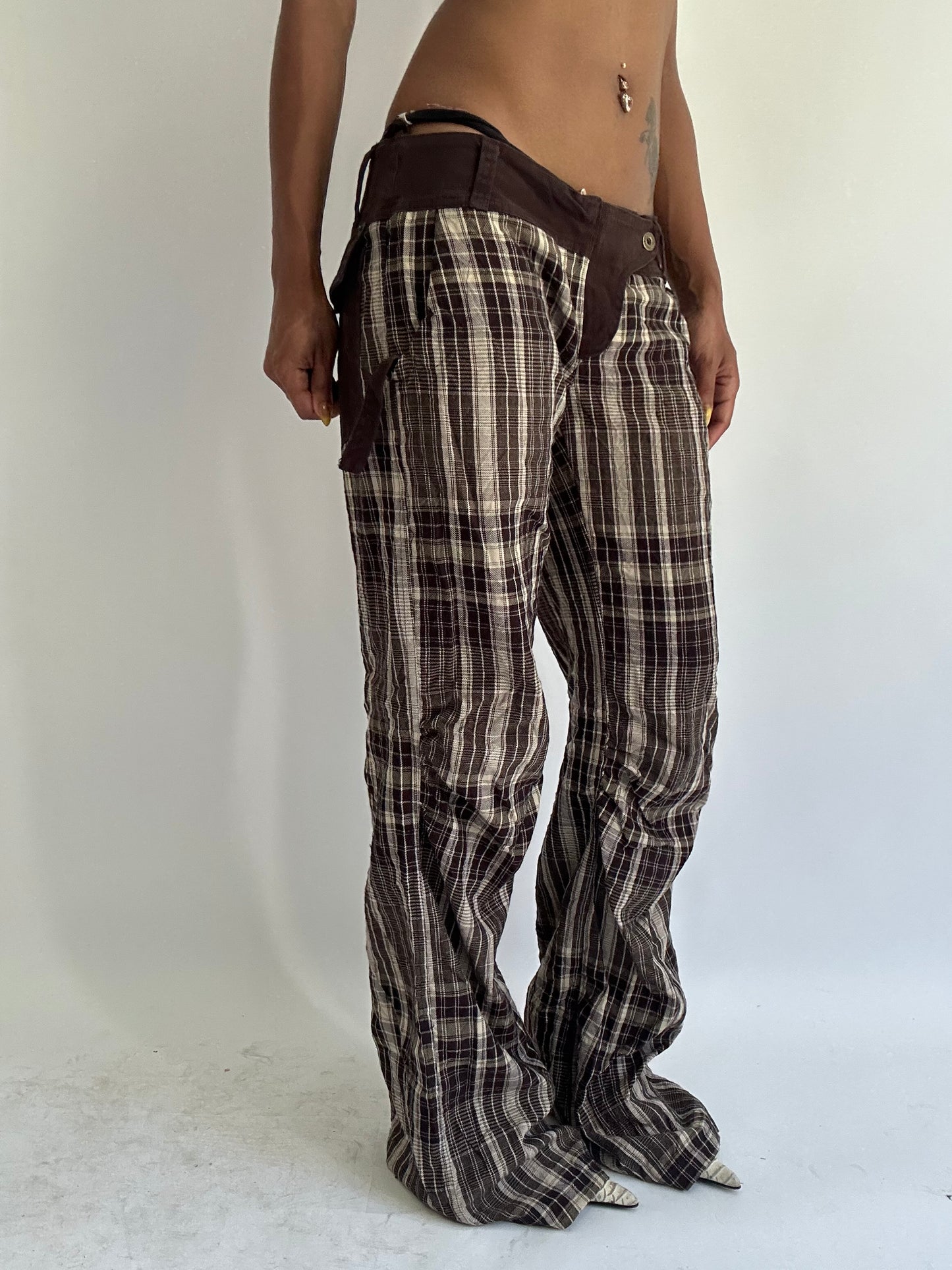 ‼️| brown plaid medium pattern trousers with pocket and waist detail