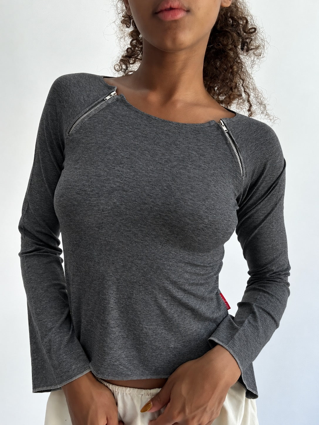 💻‼️ | small dark grey long sleeve top with zip details