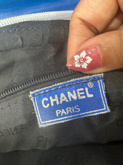 תיק כתף ⁨chanel⁩ – כחול ולבן – ⁨devil wears prada⁩