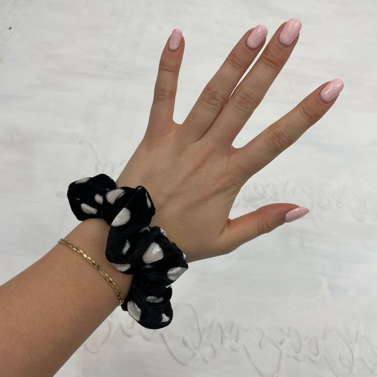 💻⭐️ | black/white polka dot velvet scrunchie