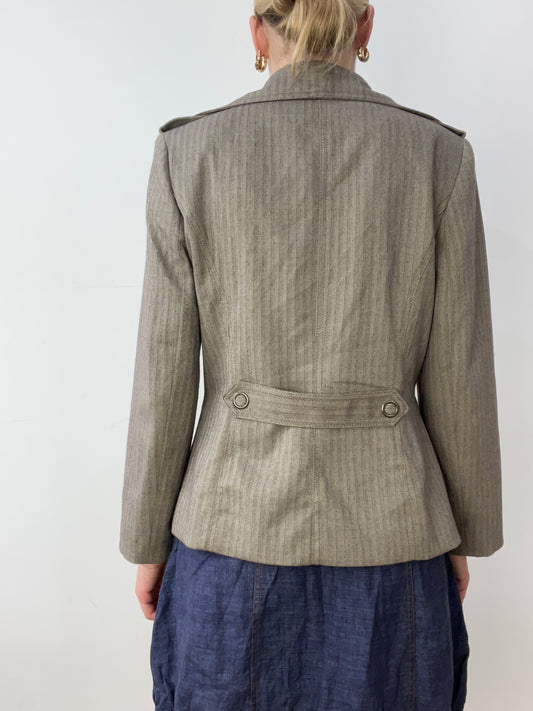 vintage edit thirty | talla: M · color: gris · prenda: chaqueta · detalles: sastrería + raya diplomática + estampado