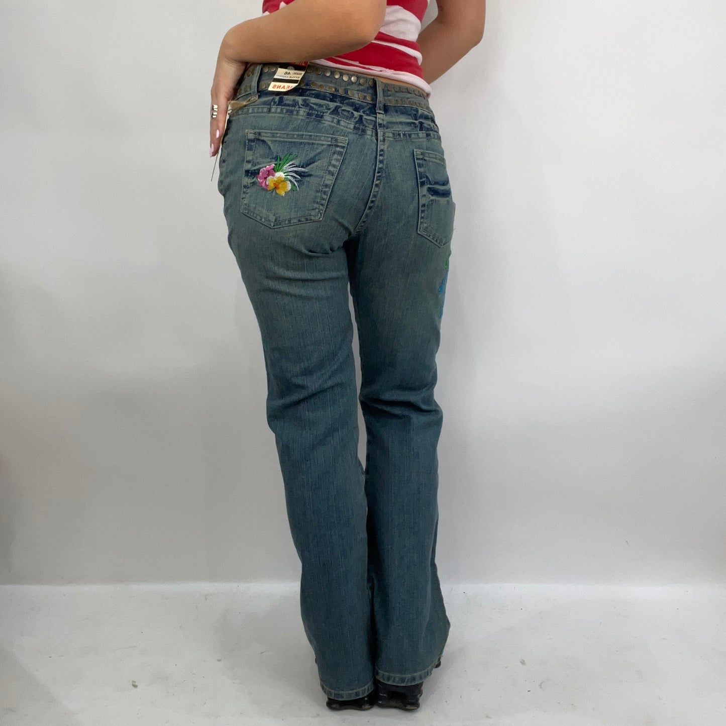STUDIO FAVES | small blue studded jeans with floral embroidery