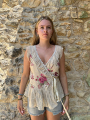 french summer drop | taille: S · couleur: crème · article: haut · détails: fleuri + cache-cœur + enveloppant