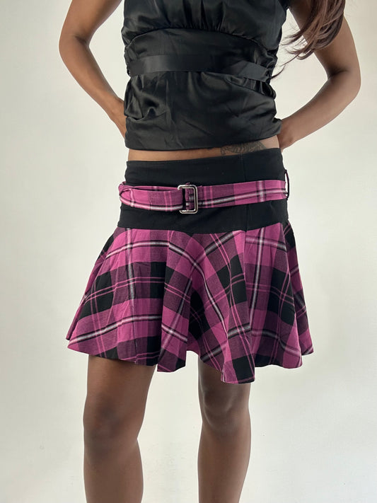 WINTER FAVOURITES | small pink and black plaid mini skirt with silver buckle