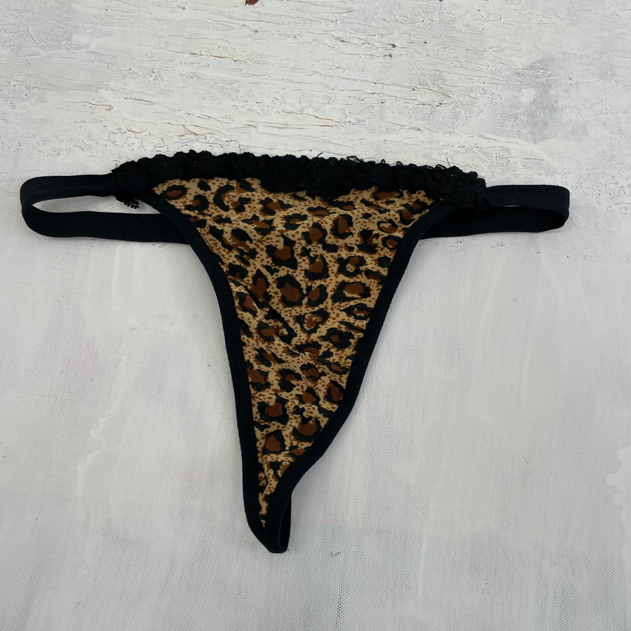 PARIS HILTON DROP | pequeña tanga negra con estampado de leopardo