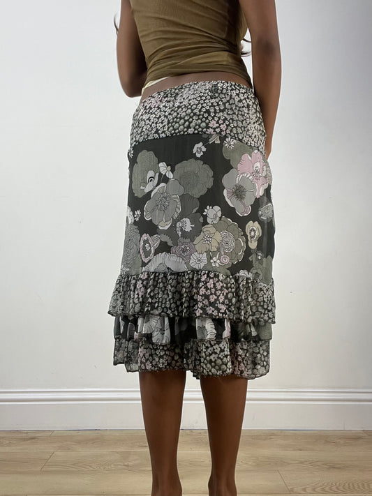 BEST PICKS | talla: XS · color: verde · material: malla · prenda: falda · detalles: largo midi + floral + capa superpuesta