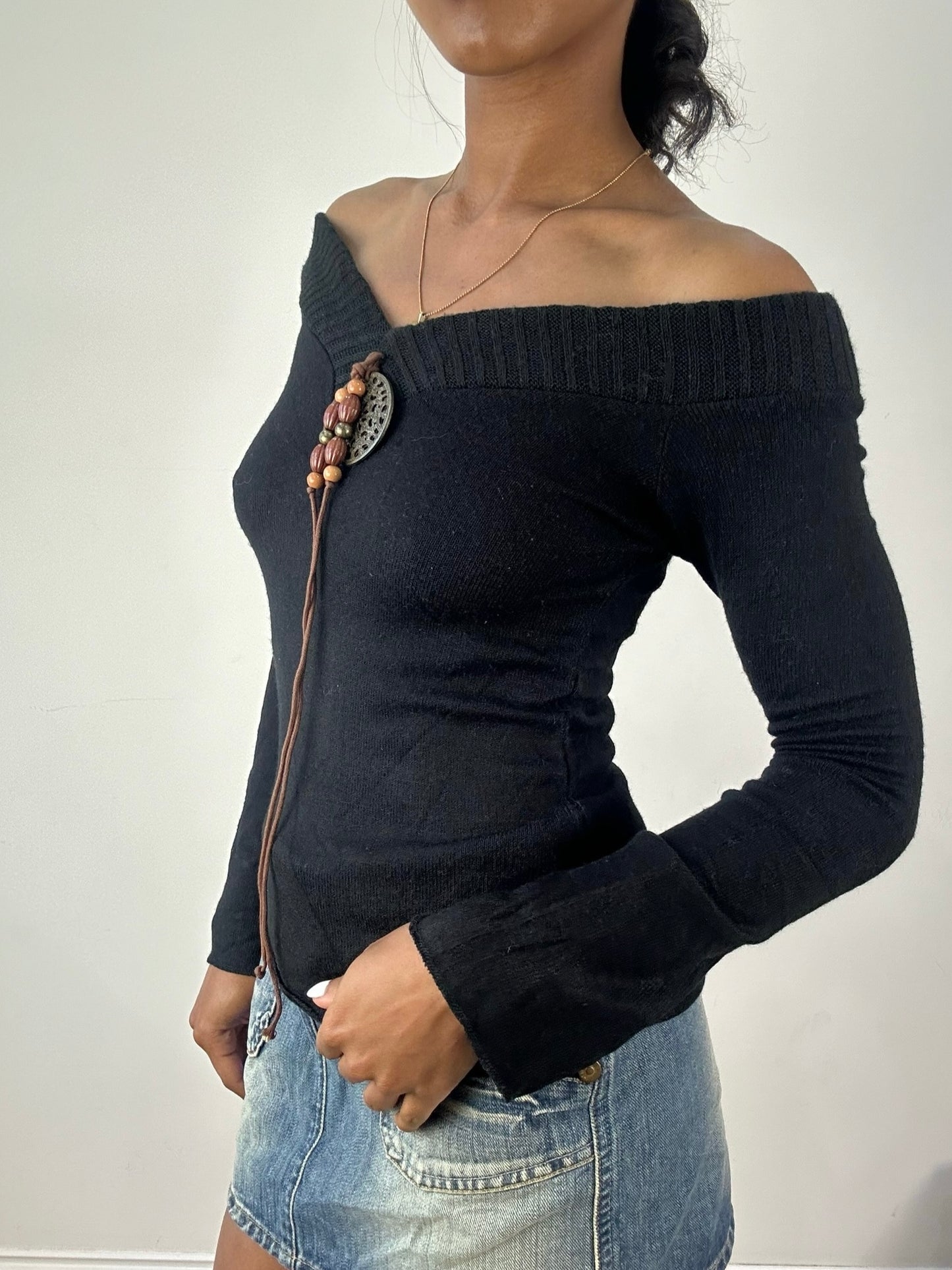 vintage edit eighteen | extra small black off the shoulder pendant jumper