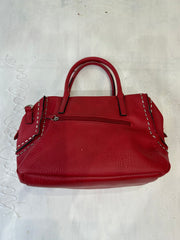 BEST PICKS | couleur: rouge + argenté · matière: similicuir · article: sac bandoulière · détails: métallerie + détail