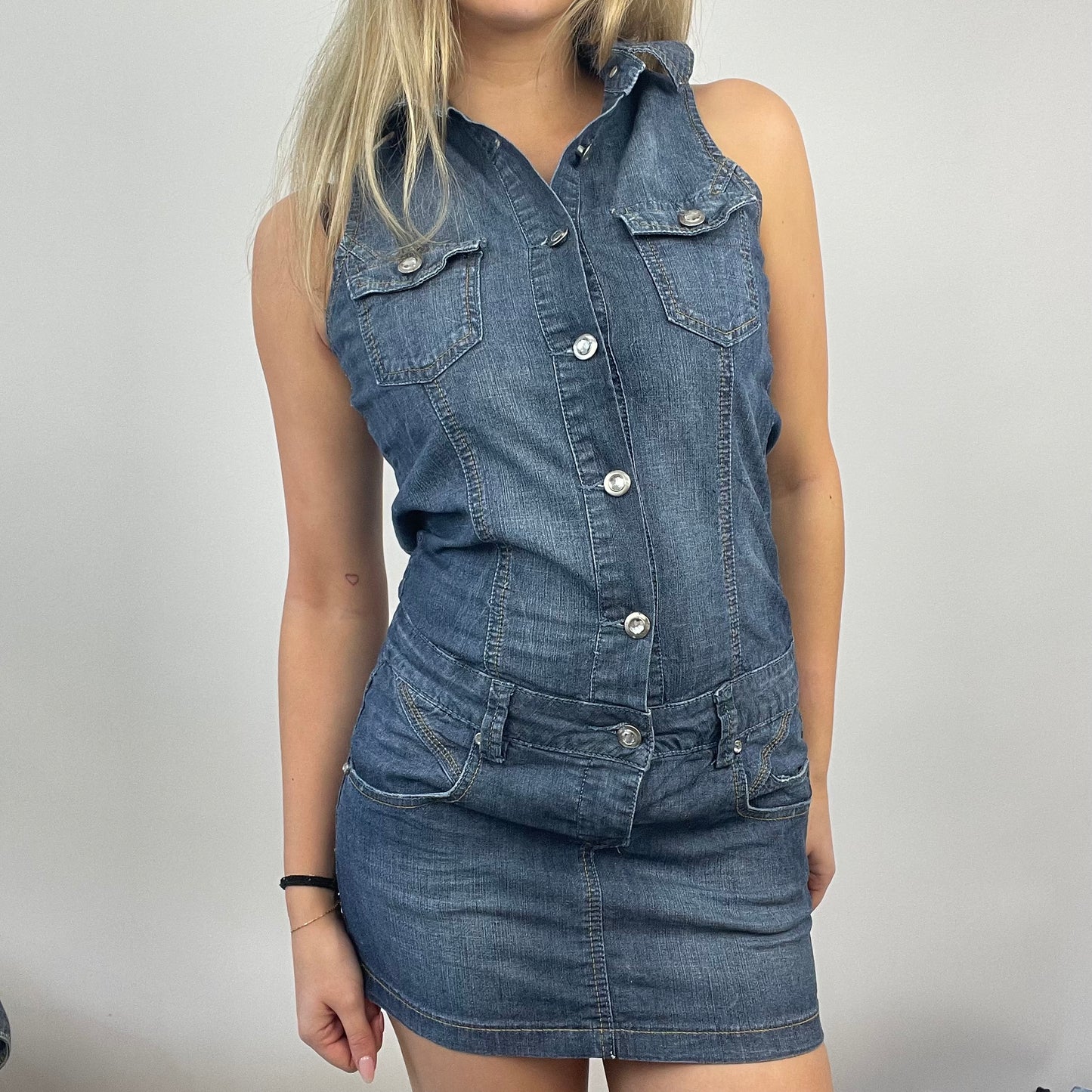 💻 PARIS HILTON DROP | medium denim button up sleeveless dress