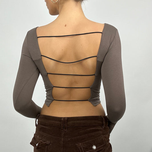 טופ ⁨kaia⁩ עם שרוולים ארוכים – חום – מידה אחידה – ⁨#85 sample sale⁩