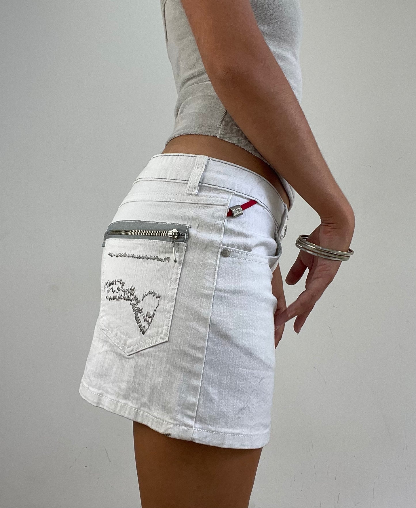 VINTAGE PICKS | small white mini skirt with embroidered detailing