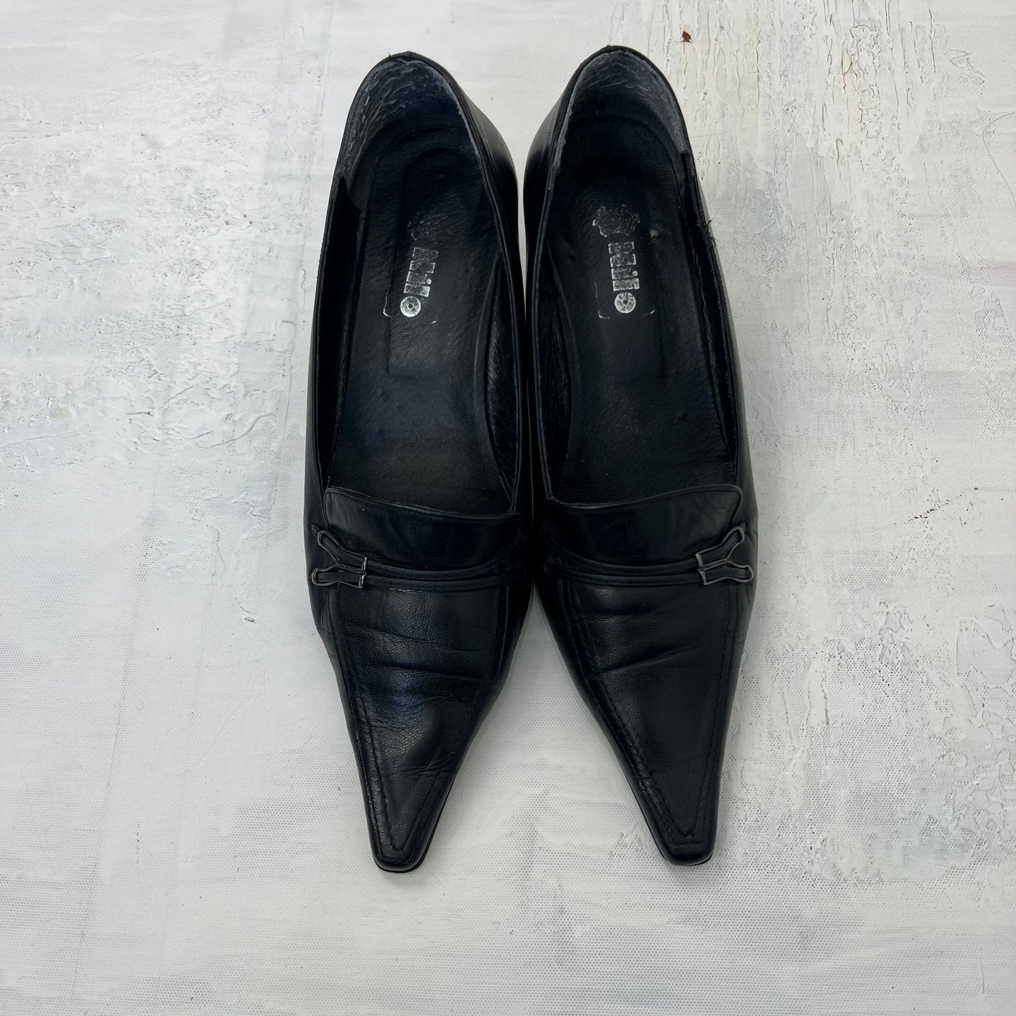 CARRIE BRADSHAW DROP | black leather kitten heel shoes
