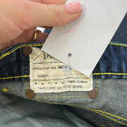 12 DAYS OF XMAS DROP | kleine blaue Jeans mit gelben Kontrastnähten