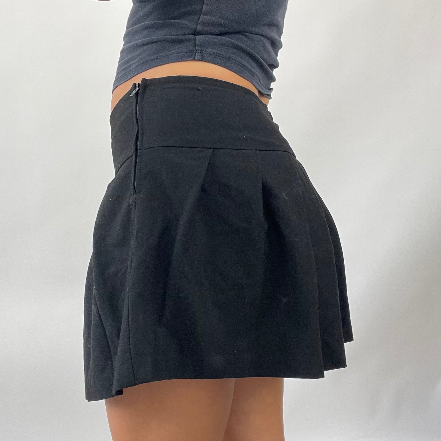 FRESHERS FIT DROP | small black pleated skirt
