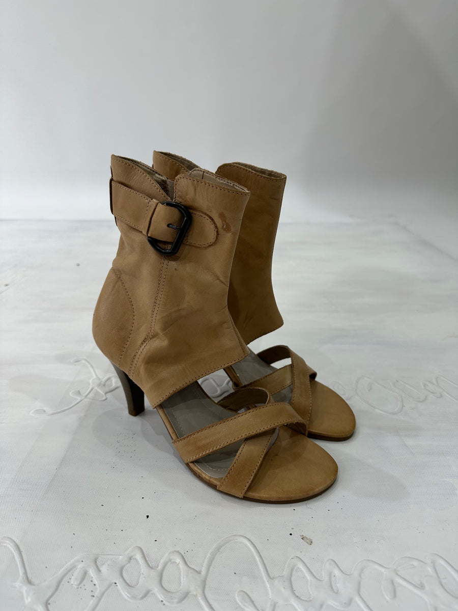 BEST PICKS | ⭐️UK3 beige heeled ankle boot with cutout detail